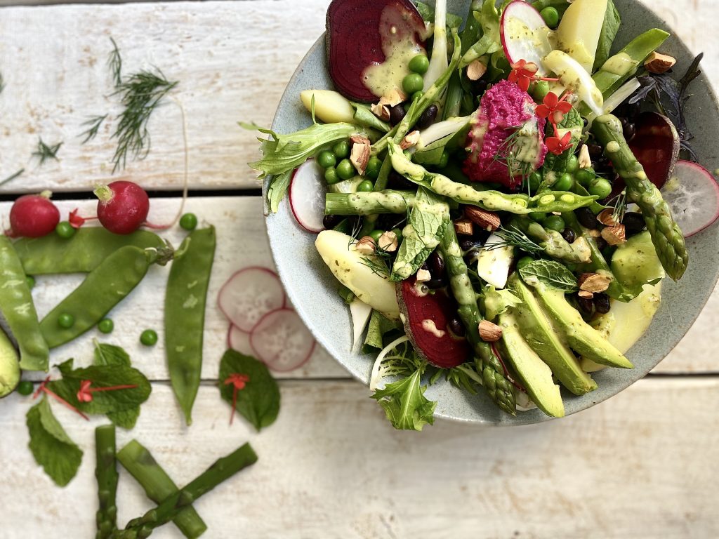 Spring salad with asparagus and avocado